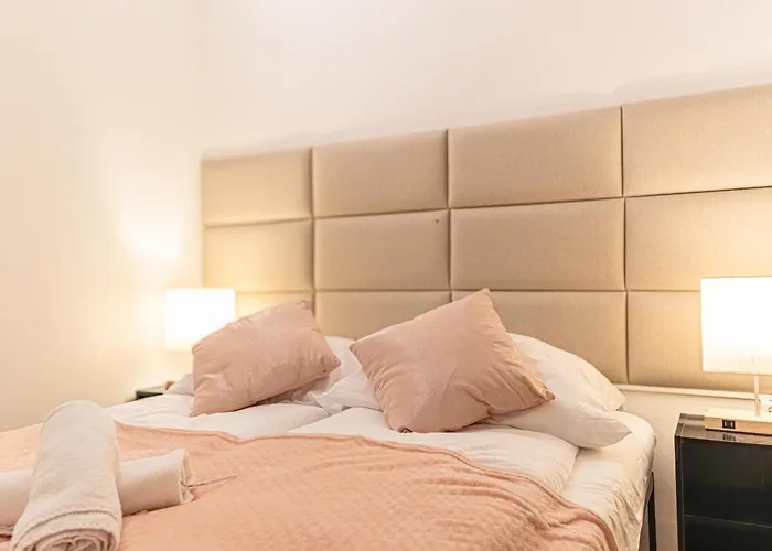 Quick Stroll To Westbahnhof Simple 2br Flat ウィーン